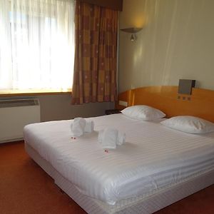 Zimmer mit Kingsize-Bett